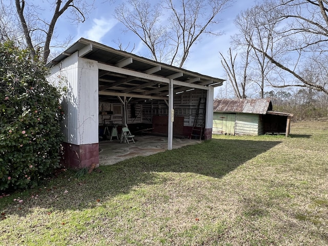 view of yard featuring an outbuilding