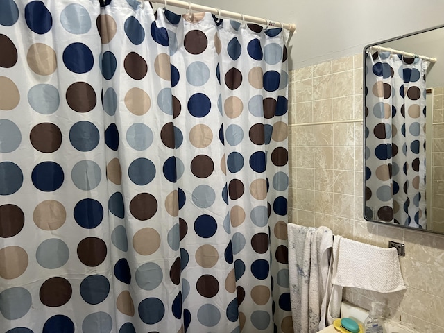 bathroom featuring curtained shower