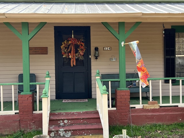 doorway to property with covered porch