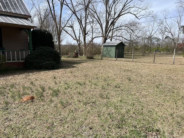 view of yard featuring a shed