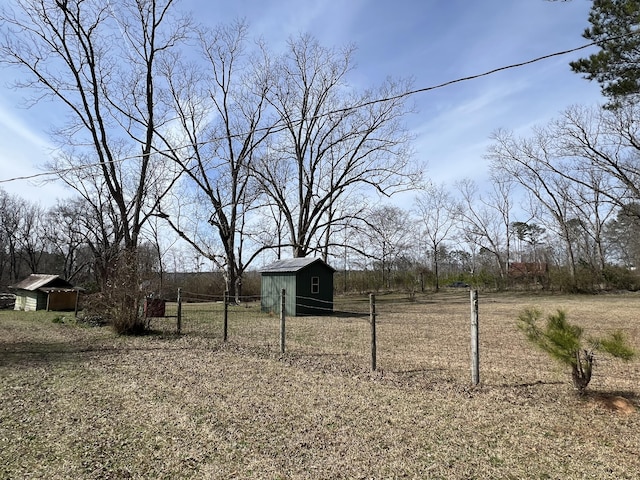 view of yard featuring a storage unit