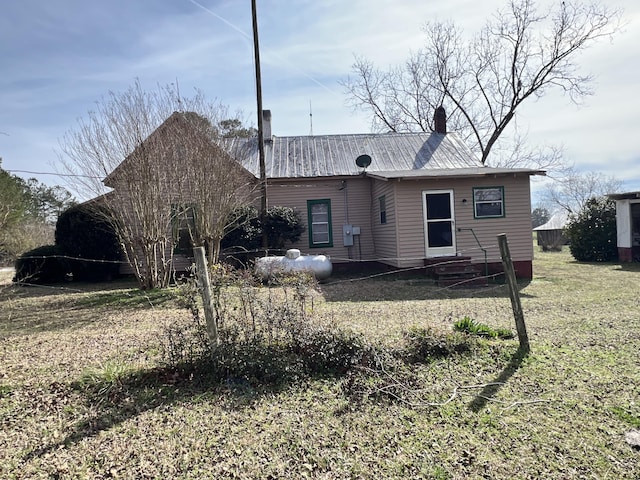 view of front facade with a front yard