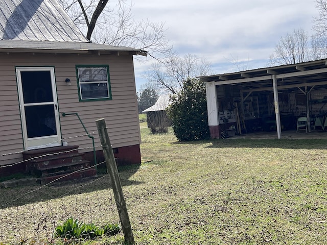 view of yard featuring an outbuilding