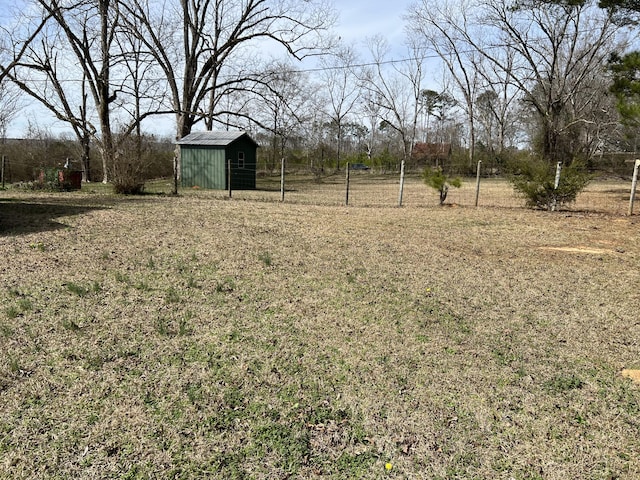 view of yard featuring a shed