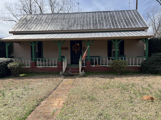 view of front of home with covered porch and a front yard