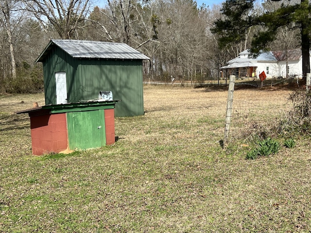 view of yard featuring a storage shed