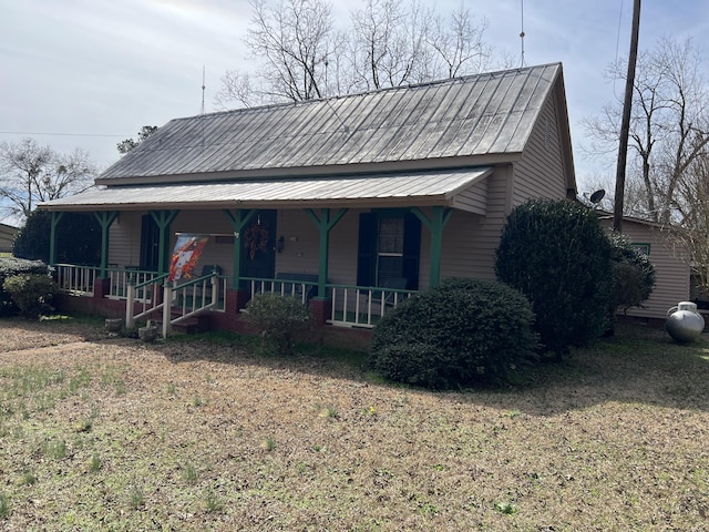 view of front of house featuring a front yard and a porch