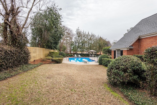 view of yard featuring a fenced in pool