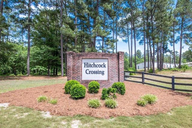 community sign with a lawn