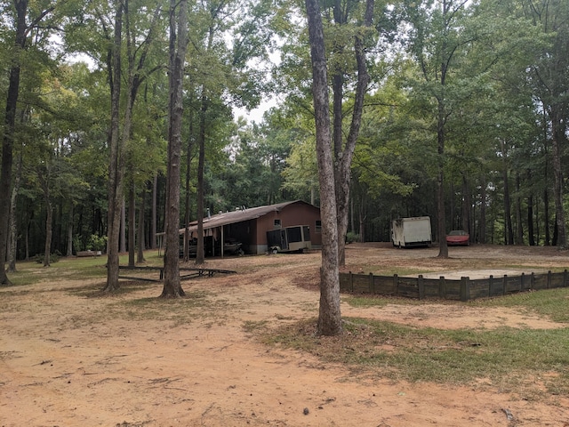 view of yard with an outbuilding