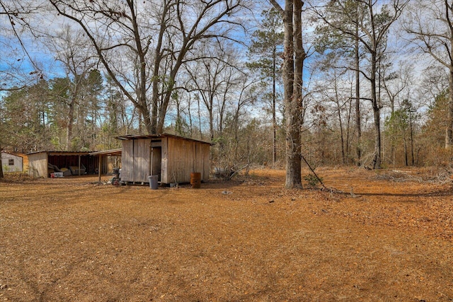 view of yard with an outdoor structure