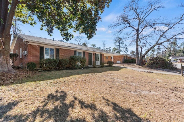 ranch-style house featuring a front lawn