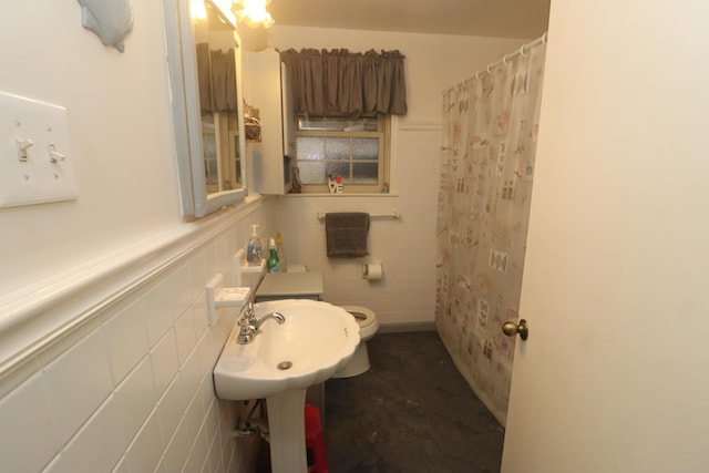 bathroom featuring a shower with shower curtain and toilet