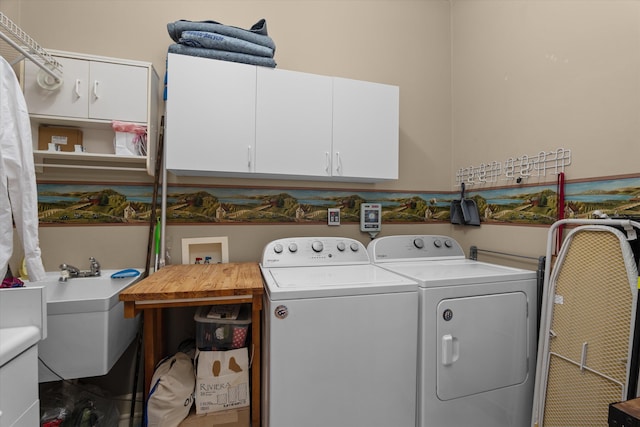 laundry room with a sink, cabinet space, and washing machine and clothes dryer