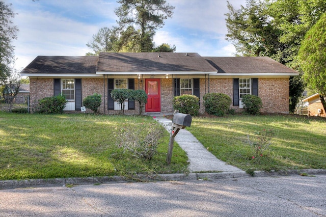 ranch-style house featuring a front yard