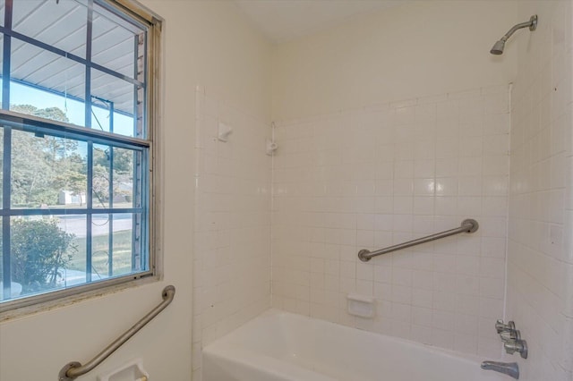 bathroom featuring tiled shower / bath