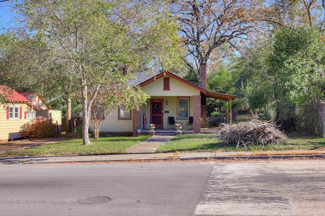 view of front of property featuring a front lawn and a porch