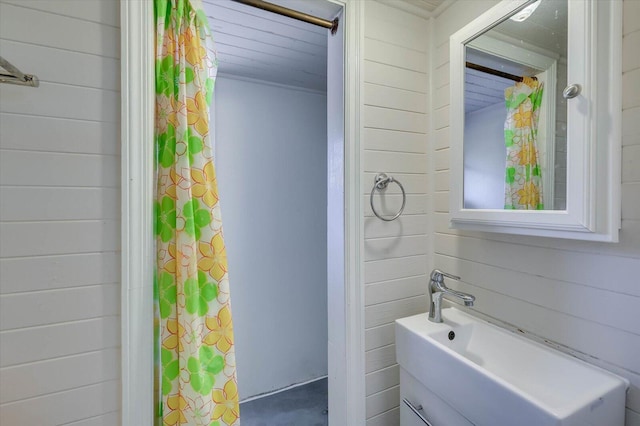 bathroom featuring sink