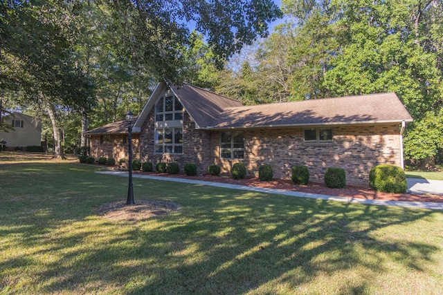 view of front of property featuring a front yard