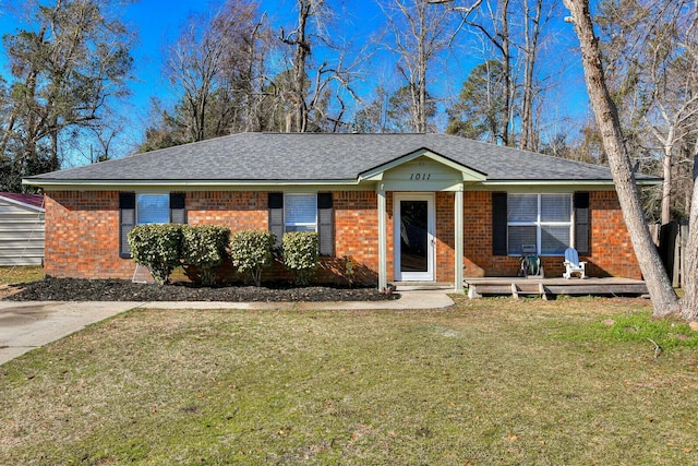 ranch-style home featuring a front lawn