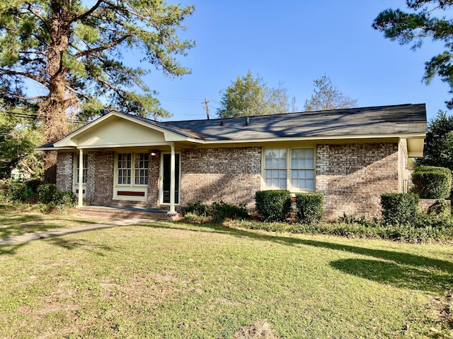 ranch-style home featuring a front lawn