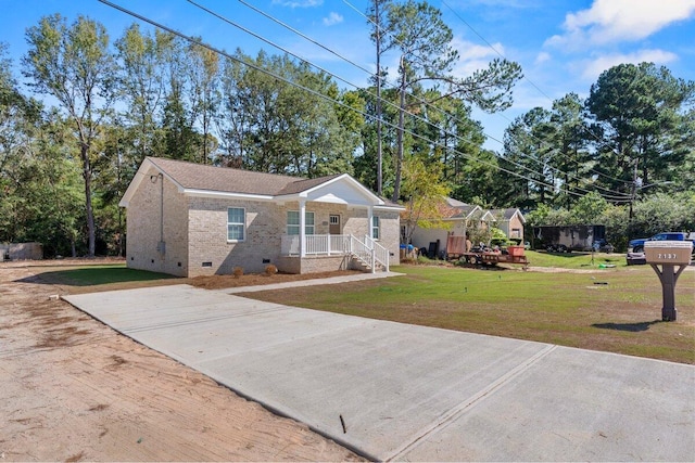 view of front of property featuring a front lawn