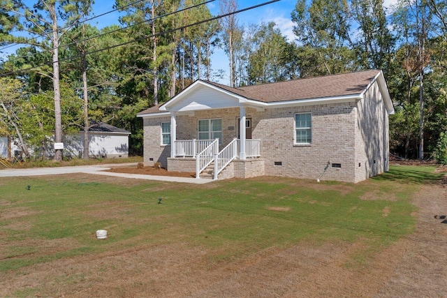 view of front of property featuring covered porch and a front lawn