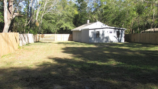 view of yard with an outbuilding