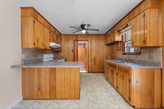 kitchen with ceiling fan, sink, white electric range, backsplash, and kitchen peninsula