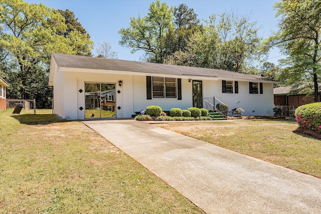 ranch-style house featuring a front lawn