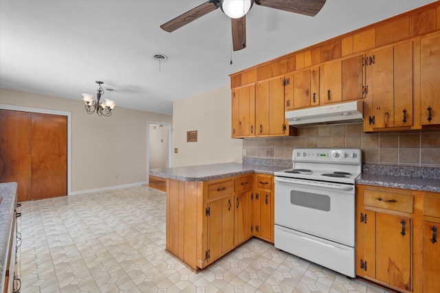 kitchen with white range with electric stovetop, decorative backsplash, kitchen peninsula, and ceiling fan with notable chandelier