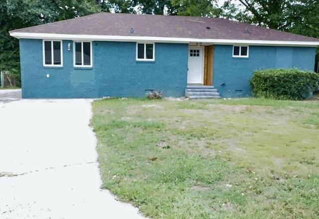 ranch-style house featuring a front yard