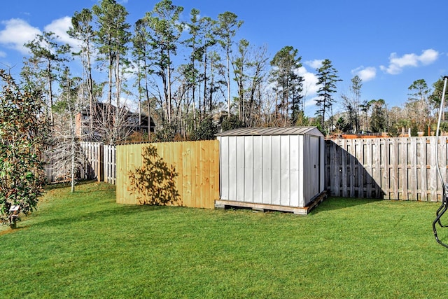 view of yard with a storage shed