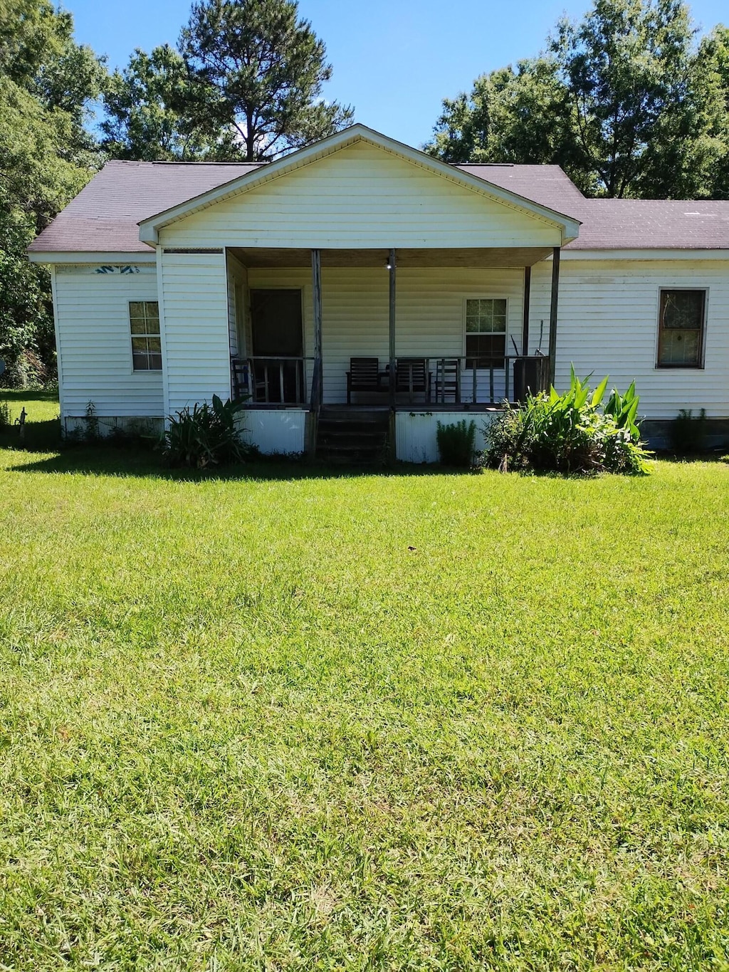 445 Old Waynesboro Rd, Waynesboro, GA 30830 - view of front of home with a front yard and a porch