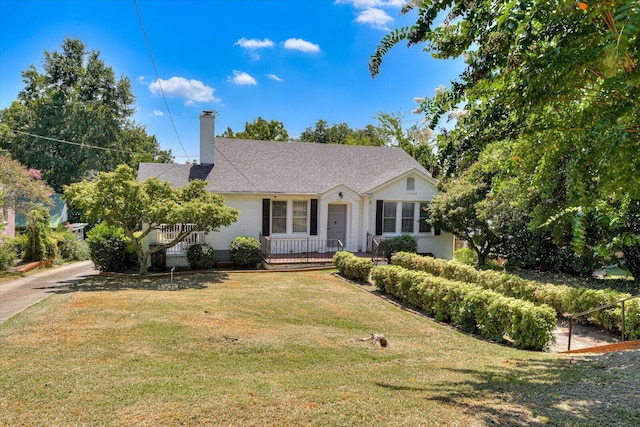 single story home with a front lawn