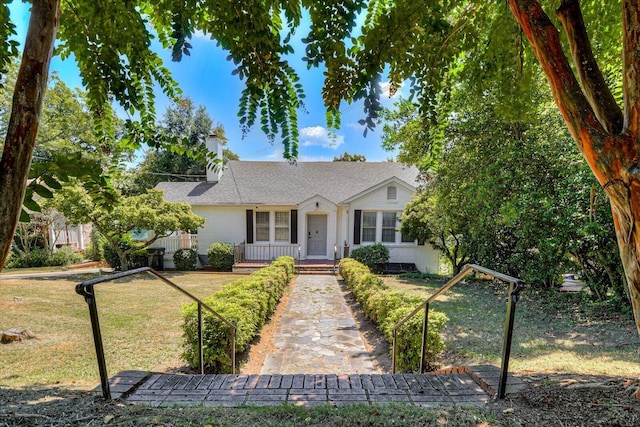 ranch-style home with a front yard