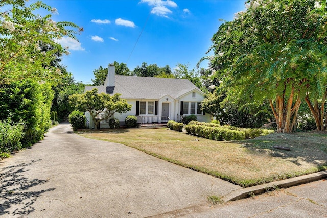 view of front of property with a front lawn