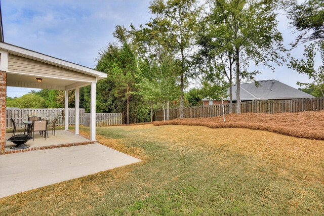 view of yard with a patio area