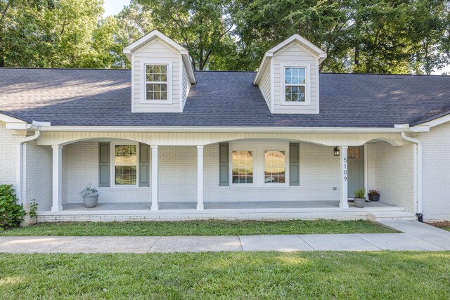 view of front of property featuring a front yard and a porch