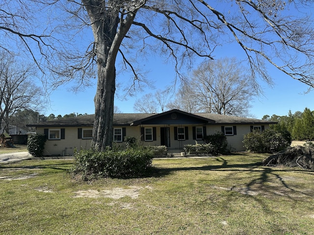 single story home with a front yard