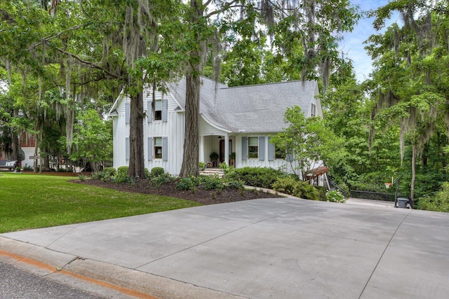 view of front facade with a front yard