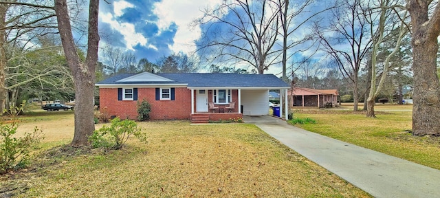 view of front of home featuring crawl space, brick siding, driveway, and a front yard