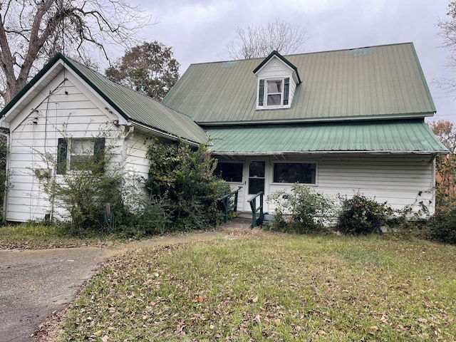 view of front facade featuring a front lawn