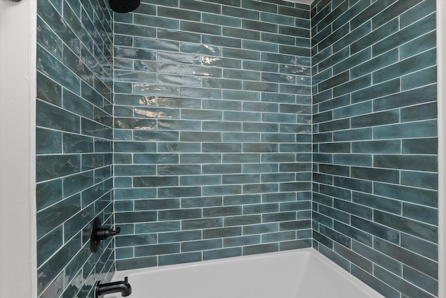 bathroom with tiled shower / bath