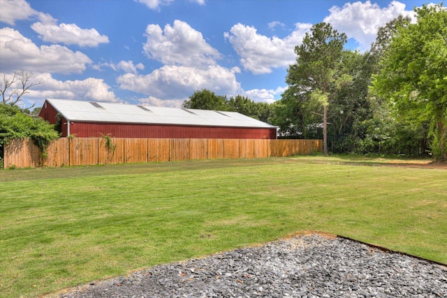 view of yard featuring an outdoor structure