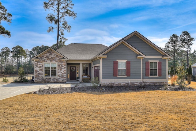 craftsman inspired home featuring a front yard