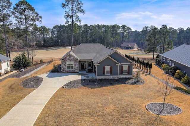 view of front facade featuring a front lawn