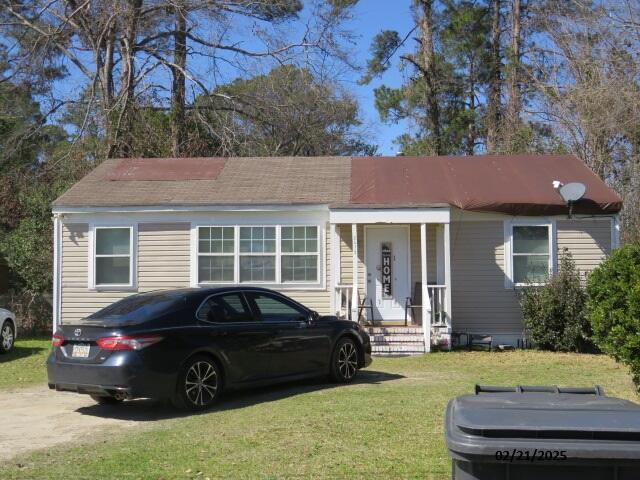 view of front of house with a front lawn