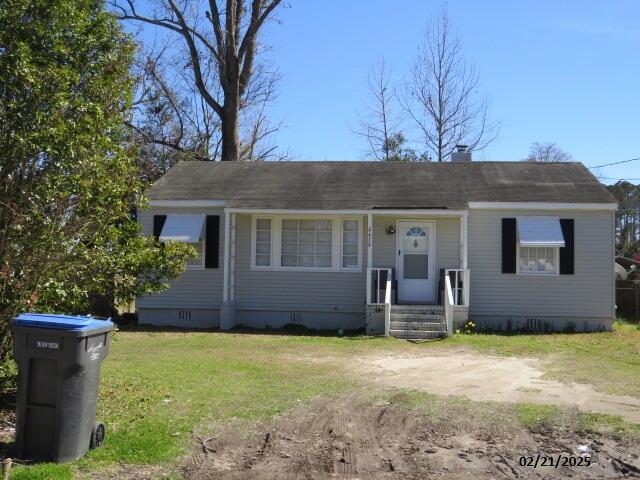 view of front of property featuring crawl space, driveway, a porch, and a front yard