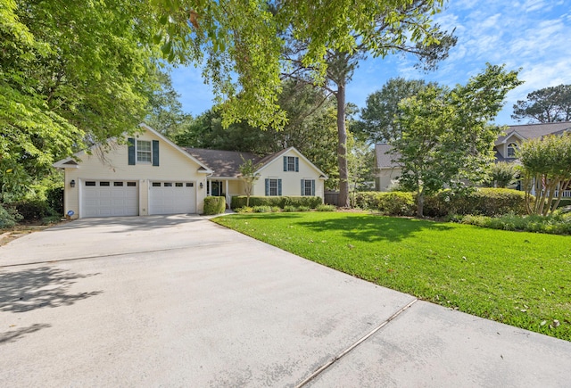 40 Driftwood Ct, Aiken, SC 29801 - traditional-style house featuring driveway, a front lawn, and a garage